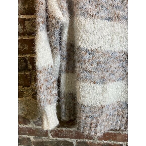 Maurices Beige/Cream Striped Fuzzy Knit Sweater, Lantern Sleeve, Women’s Size OX - Picture 3 of 6